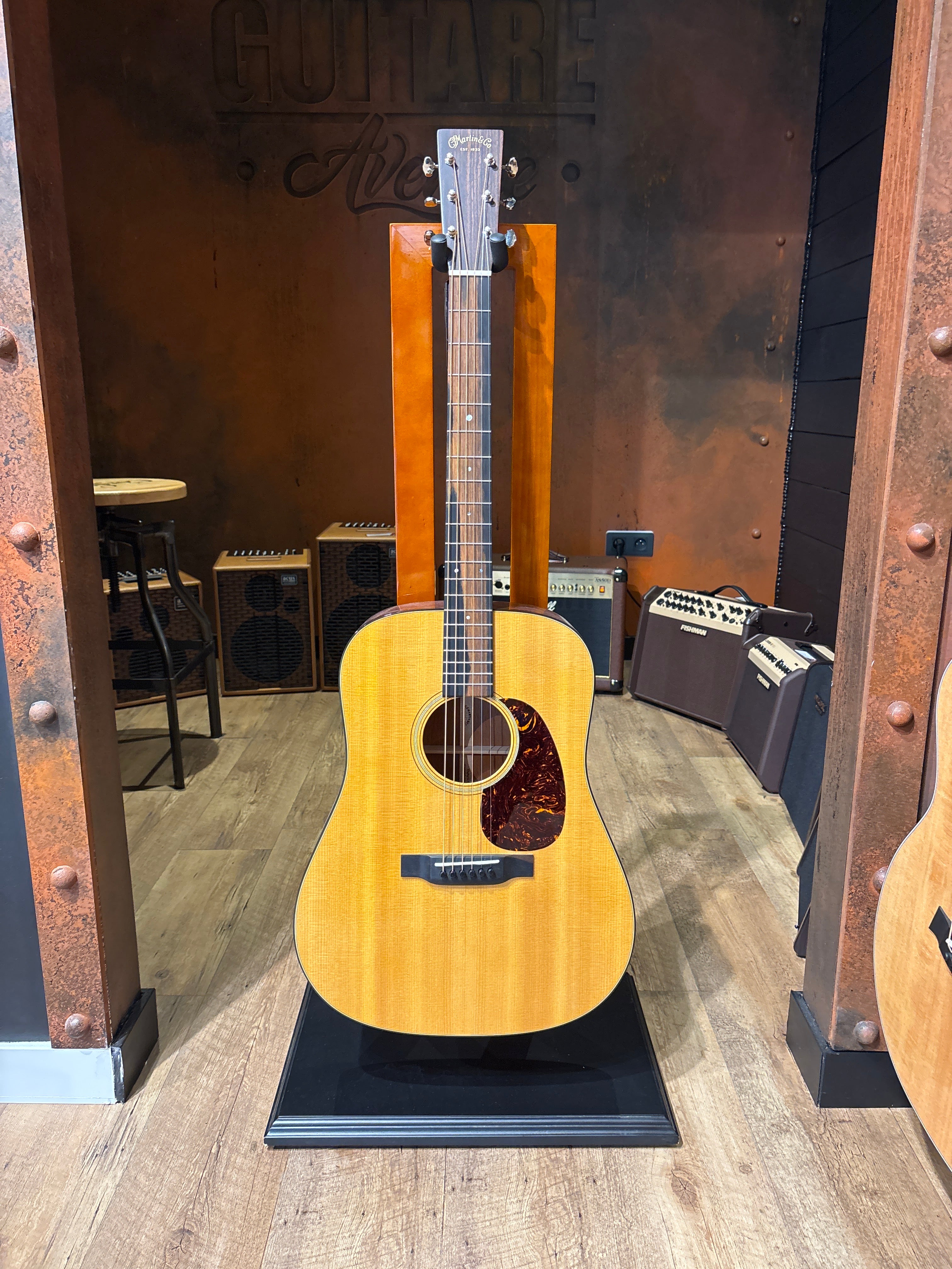 Martin D18